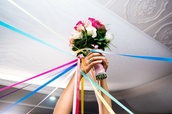 Canciones para Entregar el Ramo a una Amiga: Melodías perfectas para ese momento especial