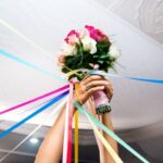 Canciones para Entregar el Ramo a una Amiga: Melodías perfectas para ese momento especial