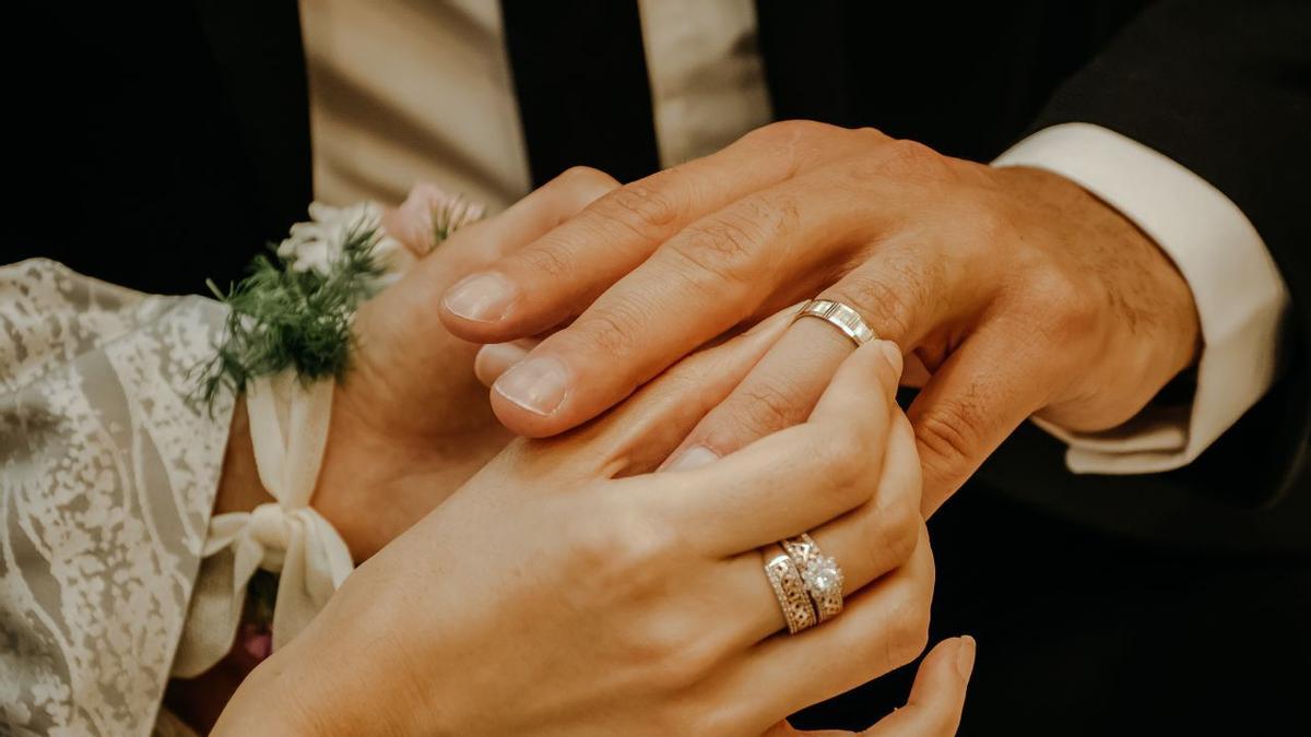 Dónde se pone el anillo de casado en Andalucía: Tradiciones y costumbres.